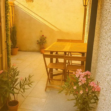 Appartement 4 Voyageurs Avec Terrasse Et Wifi - Proche Cité Médiévale *